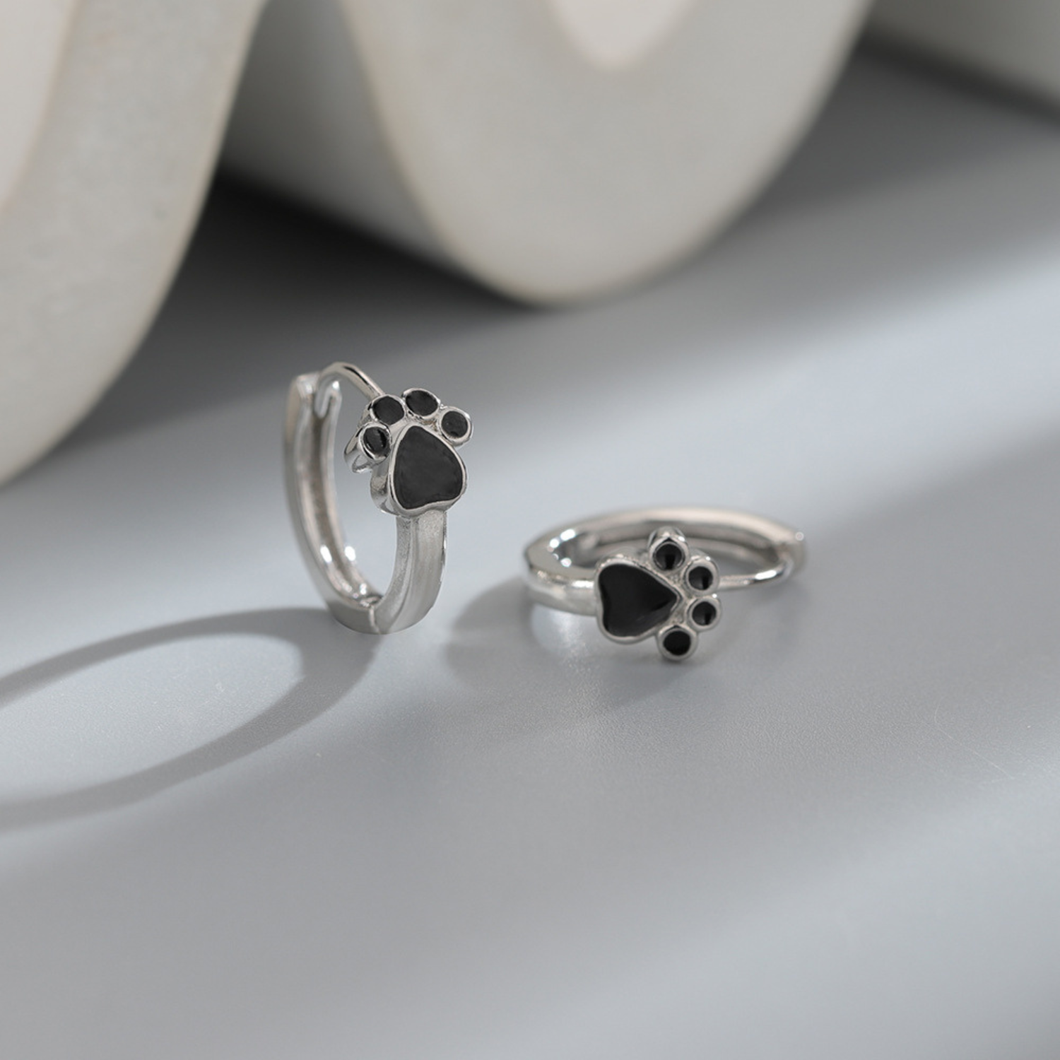 Tirsa™ | Pendientes Huggie Corazón Negro