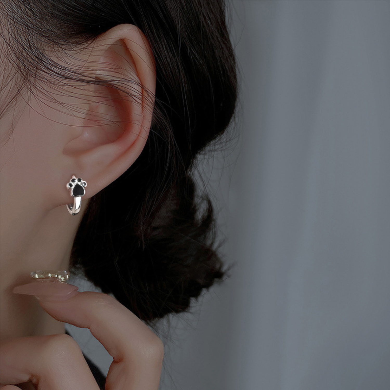 Tirsa™ | Pendientes Huggie Corazón Negro