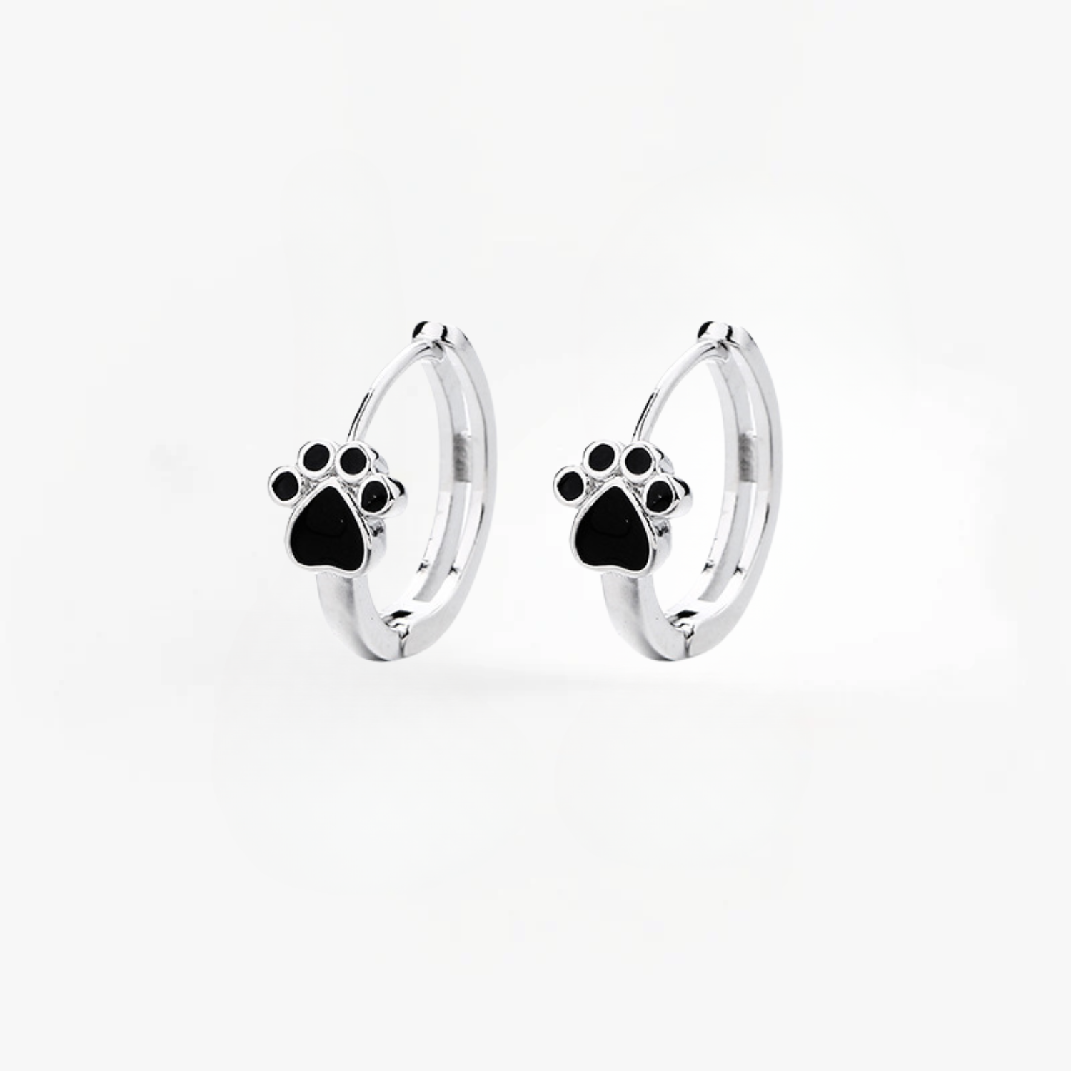 Tirsa™ | Pendientes Huggie Corazón Negro