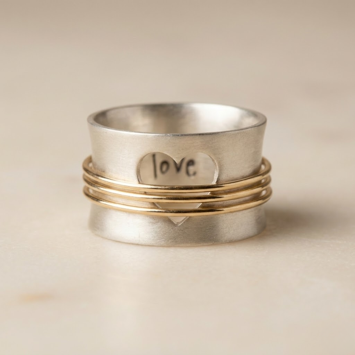 Anillo clásico de amor atemporal
