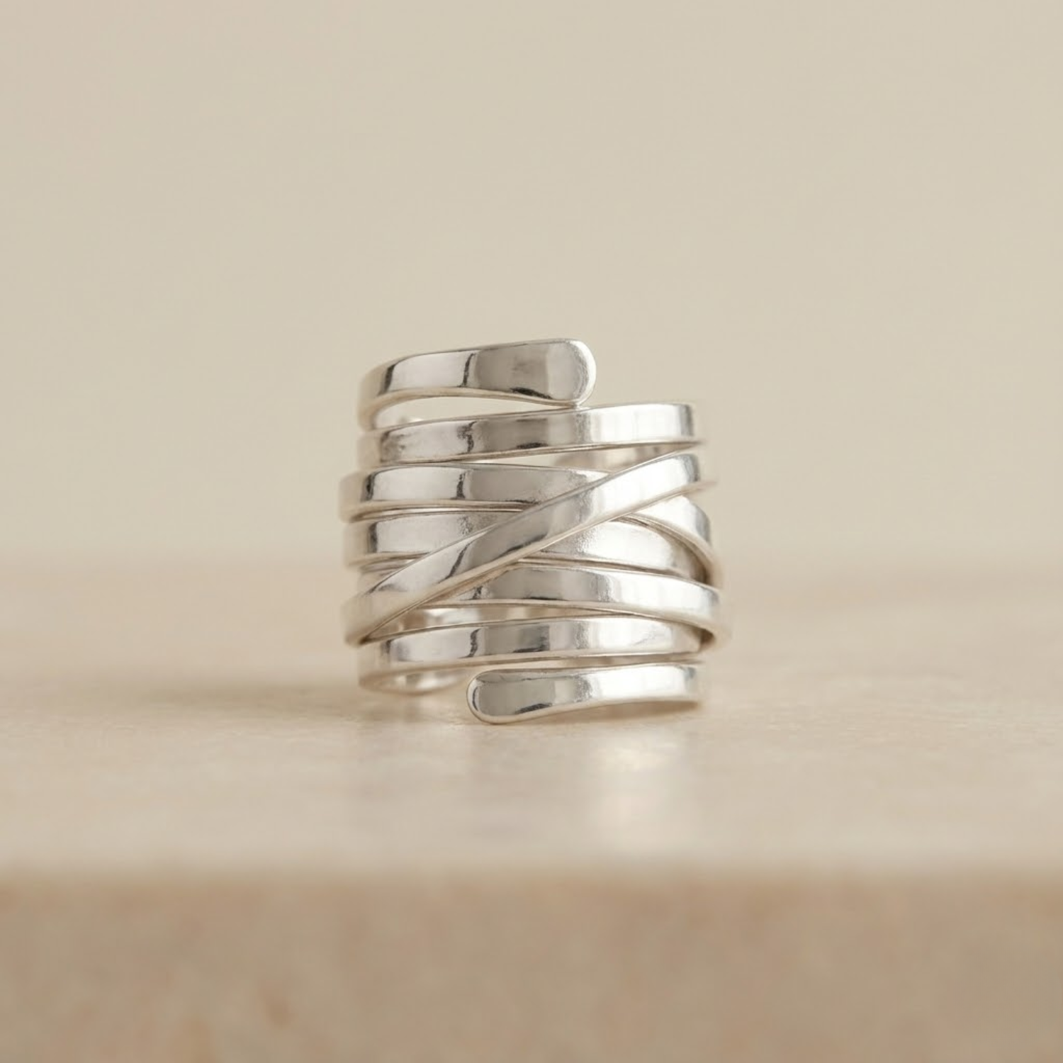 Anillos tipo aro de hierro con diseño industrial ornamental