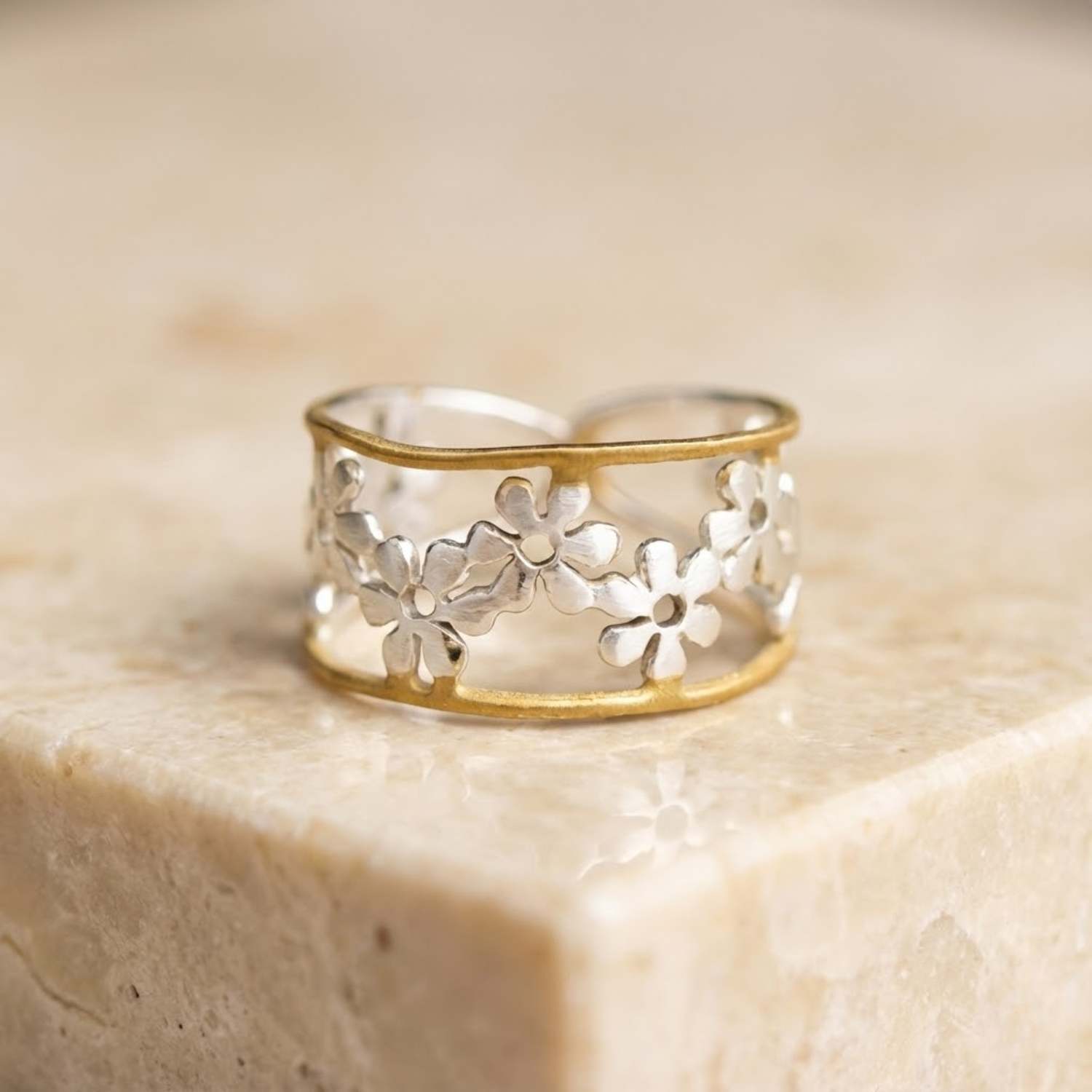 Anillo de margarita hueca irregular